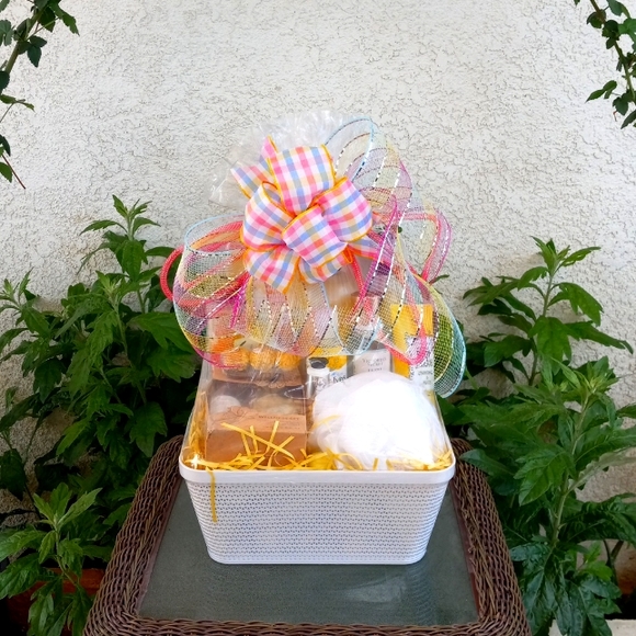 Beautiful Victoria's Secret Chamomile Gift Basket - Picture 1 of 8